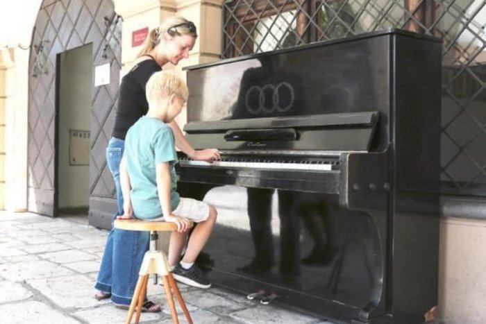 Ilustračný obrázok k článku Domácim i turistom spríjemní čas strávený v centre mesta zvuk klavíra