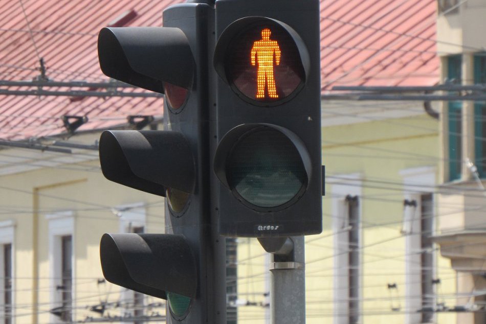 Ilustračný obrázok k článku Na jednej z ulíc v Zámkoch pribudnú semafory: Radnica chce vytvoriť zelenú vlnu