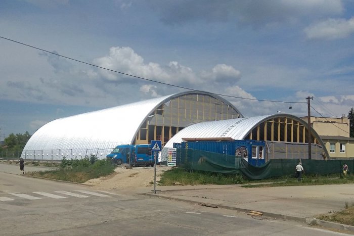 Ilustračný obrázok k článku Výstavba haly na Čermáni: Podľa poslankyne Kolenčíkovej stavba nemá povolenie
