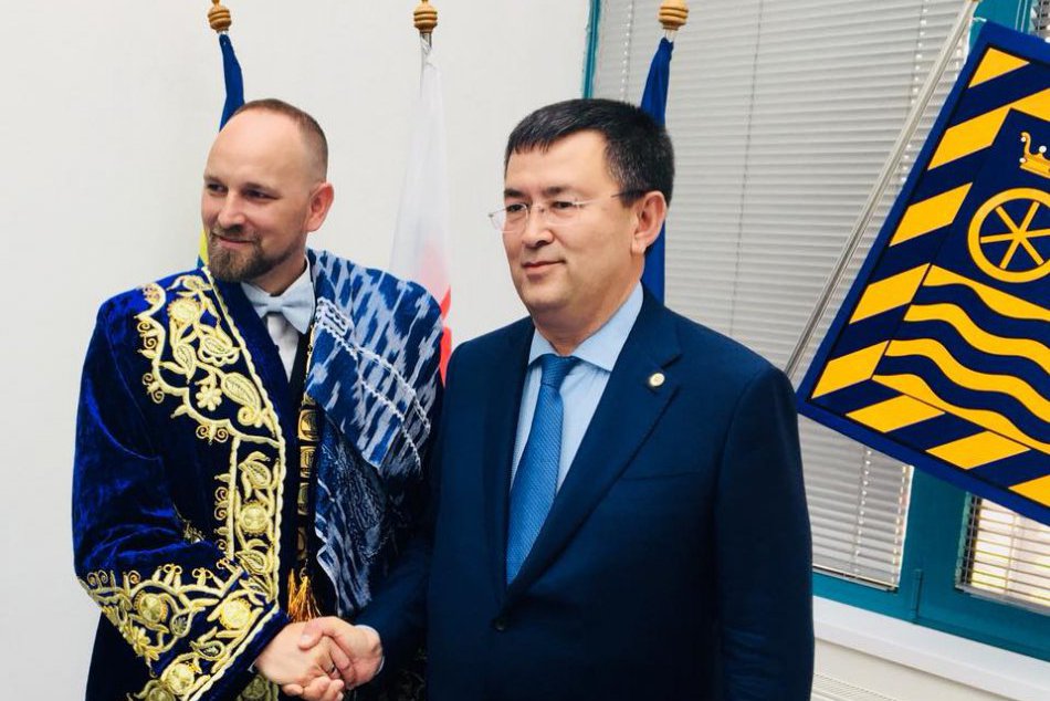 Ilustračný obrázok k článku Viskupič privítal uzbeckú delegáciu: Od hosťov dostal národný kroj chapan, FOTO