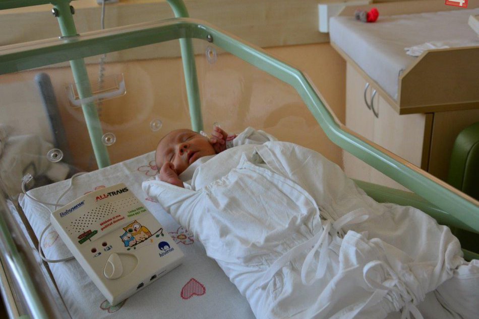 Ilustračný obrázok k článku Dar, ktorý zachraňuje. Spánok bábätiek v bystrickej nemocnici chránia nové monitory dychu