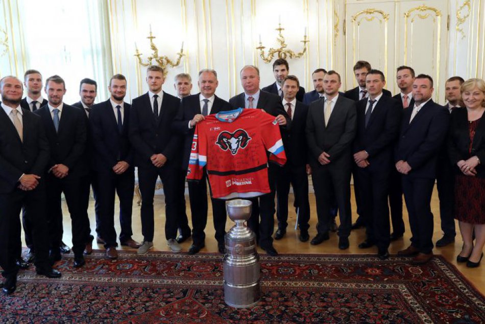 Ilustračný obrázok k článku FOTO: Prezident Kiska privítal baranov. Dostal dres a toto povedal o Lige majstrov