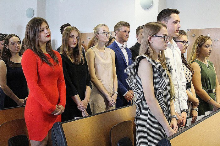 Ilustračný obrázok k článku Slávnosť absolventov Gymnázia Ľ. Štúra: Maturitné vysvedčenia im odovzdali na Trenčianskej univerzite, FOTO