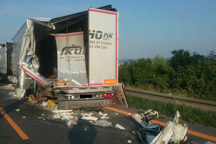 Ilustračný obrázok k článku Na D1 za Sencom sa zrazili dva kamióny s dodávkou: Vodiči stáliv kolónach