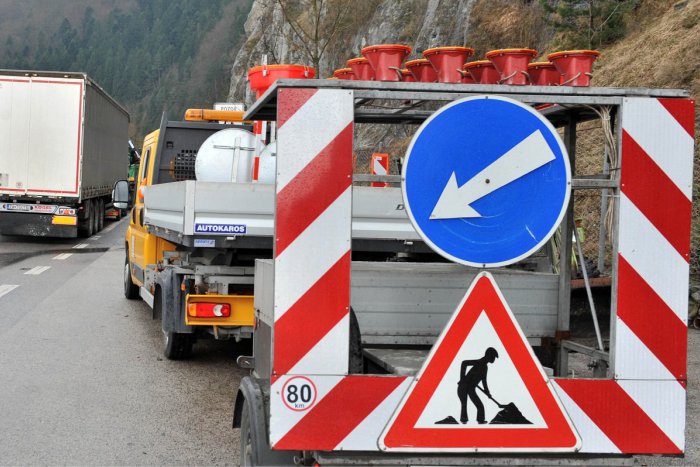 Ilustračný obrázok k článku Pozor na dopravné obmedzenia v našom okolí: Dve sú kúsok od Považskej