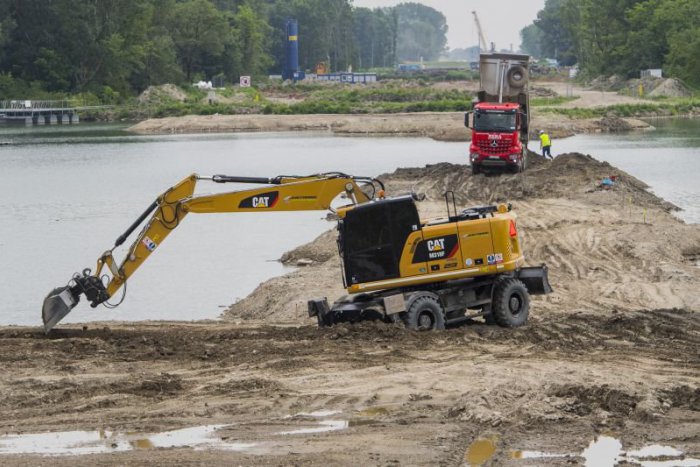 Ilustračný obrázok k článku Slovenská inšpekcia životného prostredia preverí, či na stavbe D4 a R7 používajú nebezpečný materiál