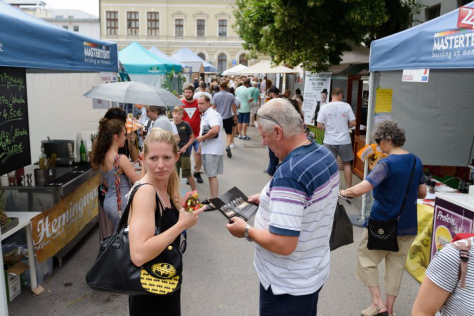 Ilustračný obrázok k článku FOTO z Festivalu chutí: Z  jahodovej bublaniny vznikol rekordný nápis Nitra