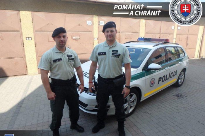 Ilustračný obrázok k článku Policajti zachránili život mladíkovi: Uvideli ho sedieť za zábradlím nad riekou!