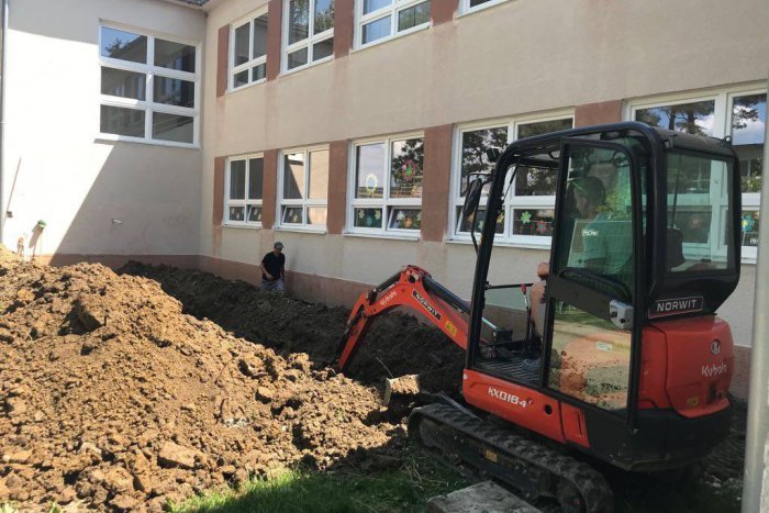 Ilustračný obrázok k článku Záhorská Bystrica začala s prístavbou školy. Pribudnú nové triedy aj šatne