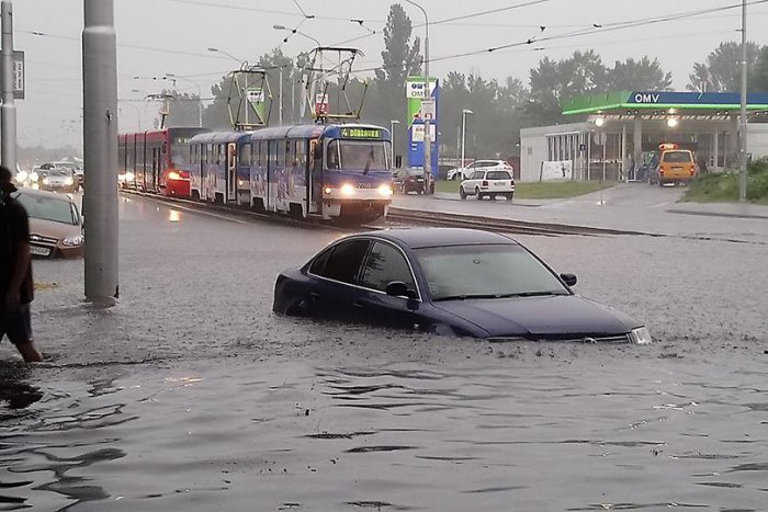 Ilustračný obrázok k článku Armagedon v Bratislave: MHD mala takmer hodinové meškanie, dážď zatopil ulice, cesty aj námestia