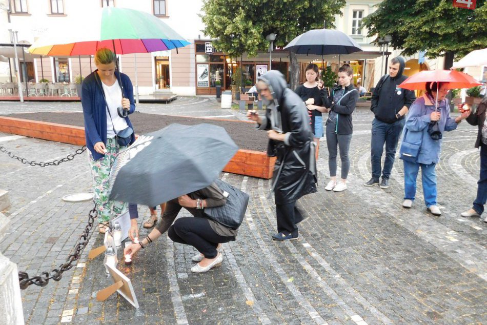 Ilustračný obrázok k článku Ľudia sa stretli na Trojičnom námestí: Uctili si pamiatku zabitého Filipínca