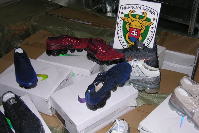 Ilustračný obrázok k článku Stovky párov športovej obuvi sa zmenili na popol: Išlo o falzifikáty
