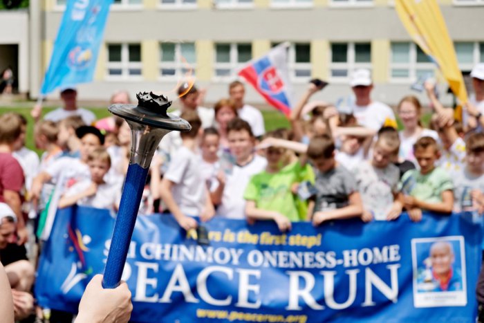 Ilustračný obrázok k článku FOTO: Pochodeň mierového behu mala zastávku aj v Brezne