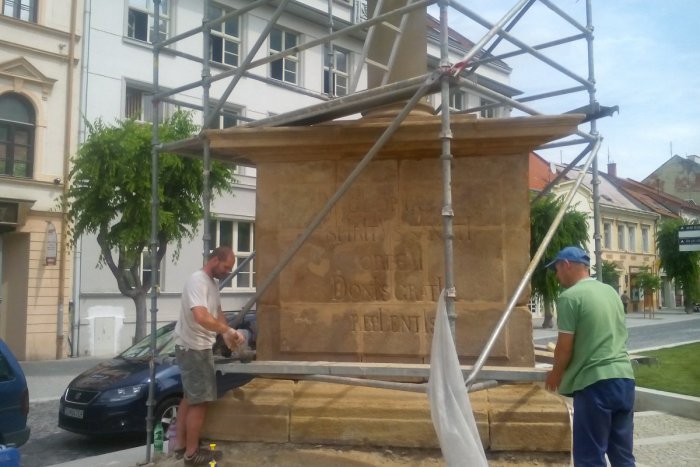 Ilustračný obrázok k článku Obnova morového stĺpa v Trenčíne: Reštaurátor prezradil, čo práve robia, VIDEO a FOTO