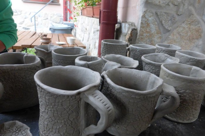 Ilustračný obrázok k článku Kreatívne dediny v Hačave: Čo dokážu keramikári vyrobiť zo šamotovej hliny?