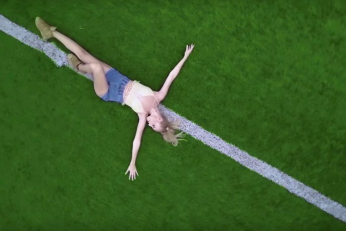 Ilustračný obrázok k článku Trnavčanka Sima vypustila do sveta novú skladbu: VIDEOKLIP k piesni Spolu trhá rekordy