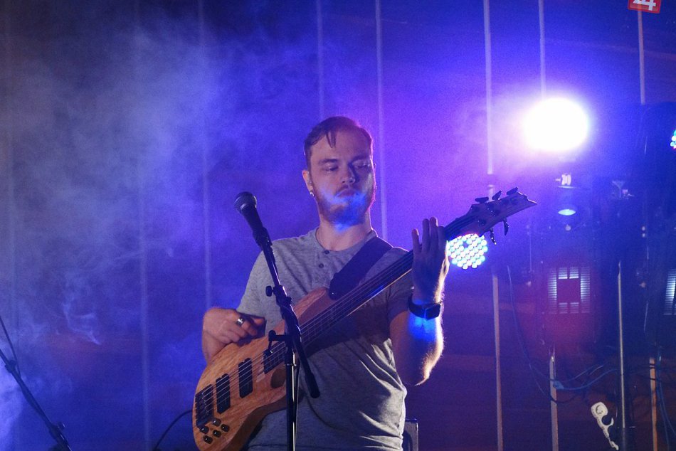 Ilustračný obrázok k článku Rožňavčan Roman Jakobej krstil svoj debutový album: Koncert na FOTKÁCH a VIDEU