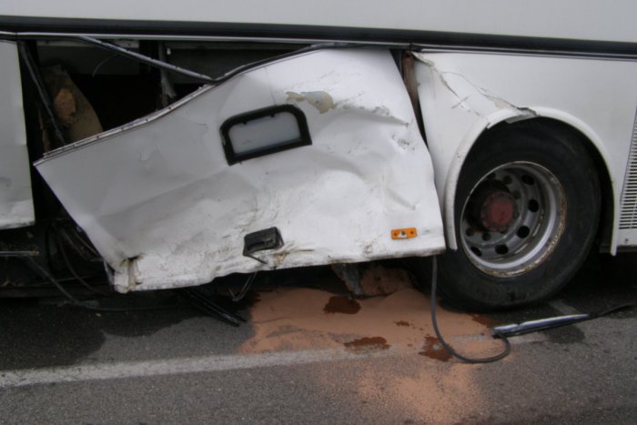 Ilustračný obrázok k článku Nehody pri Bystrici. Autobus skončil mimo cesty, zranenú osobu odvážali záchranári
