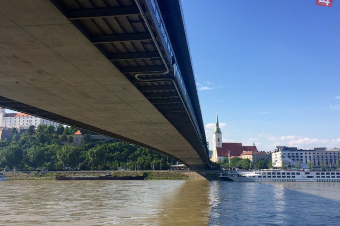 Ilustračný obrázok k článku Akrobatický prelet lietadla nad hladinou Dunaja obmedzí dopravu na bratislavských mostoch