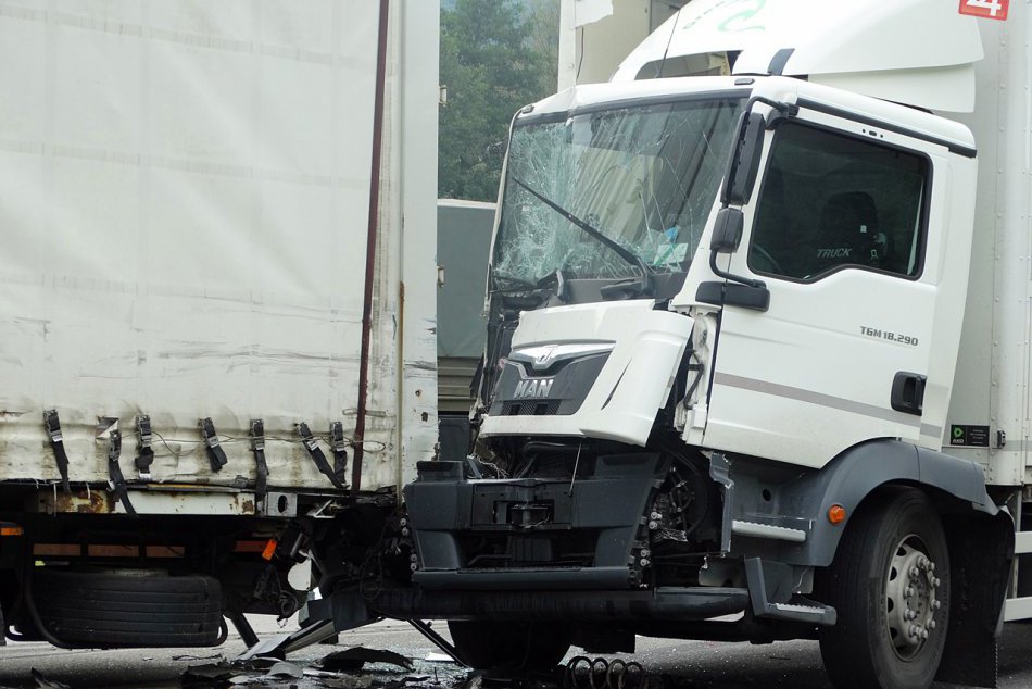 Ilustračný obrázok k článku Zrážka kamiónov a dodávky neďaleko Vidovej: Hasiči museli vyprostiť človeka! FOTO