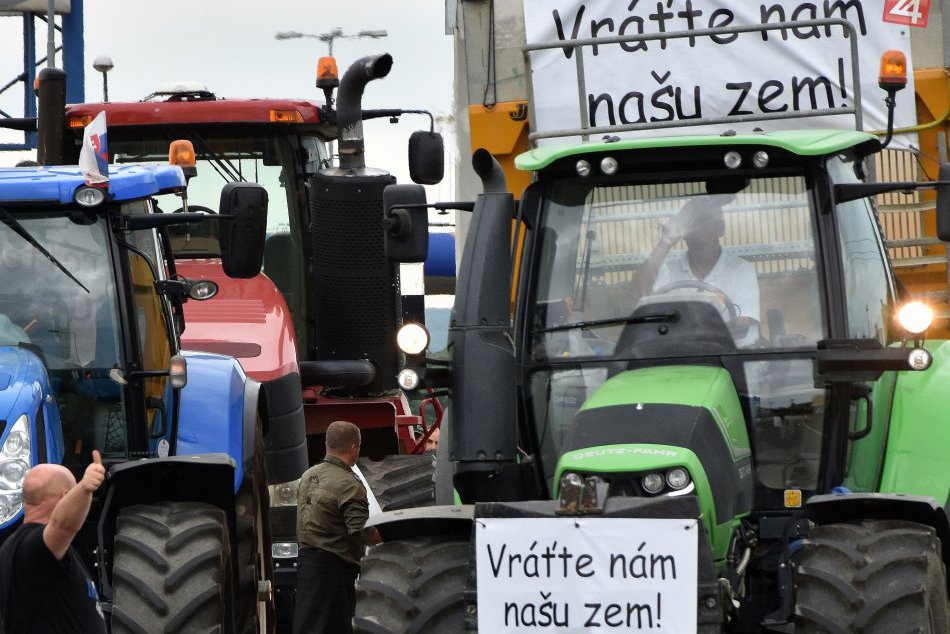 Ilustračný obrázok k článku Rozhodli sa pre ďalší protest: Farmári vyrazili na traktoroch z Michaloviec do Bratislavy