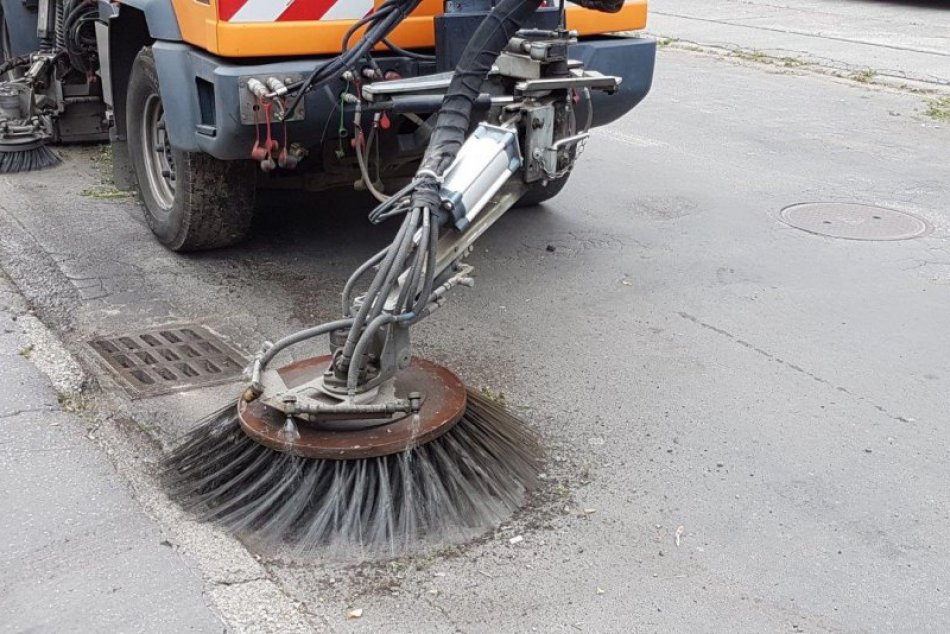 Ilustračný obrázok k článku V Prešove už čistia chodníky a ulice po zimnej údržbe: Potrvá to do mája