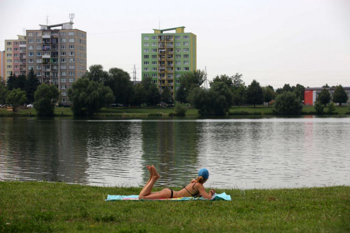 Ilustračný obrázok k článku Boj so sinicami a revitalizácia košického jazera pokračujú. Dá sa vo vode kúpať?