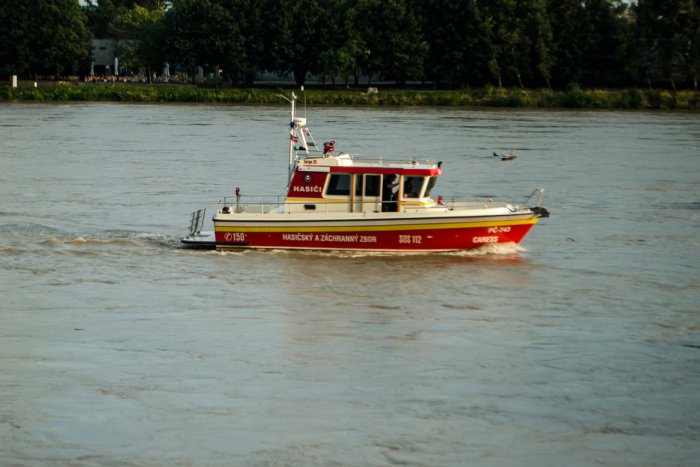 Ilustračný obrázok k článku Skok do rozbúreného Dunaja vďaka rýchlemu zásahu hasičov neskončil tragédiou