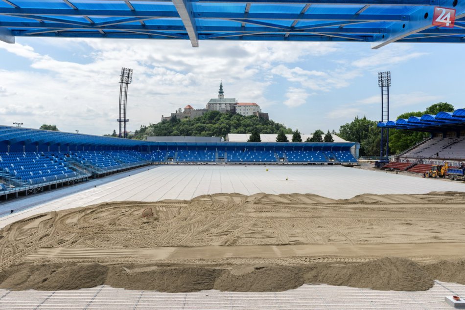 Ilustračný obrázok k článku Štadión FC Nitra je pripravený na nový trávnik: FOTO pred dokončením