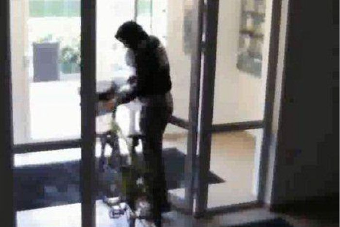 Ilustračný obrázok k článku Zlodej bicyklov v Trenčíne: Muži zákona žiadajú o pomoc, autentické VIDEO a FOTO