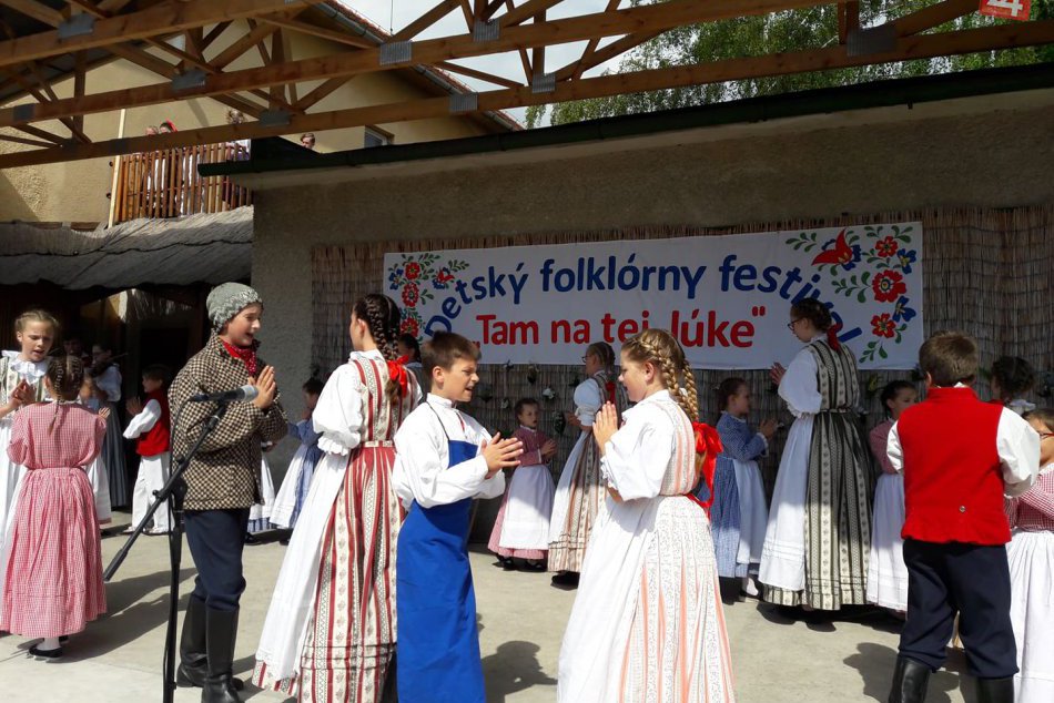 Ilustračný obrázok k článku FOTO: Malí umelci v akcii, v Chyzerovciach sa konal Detský folklórny festival