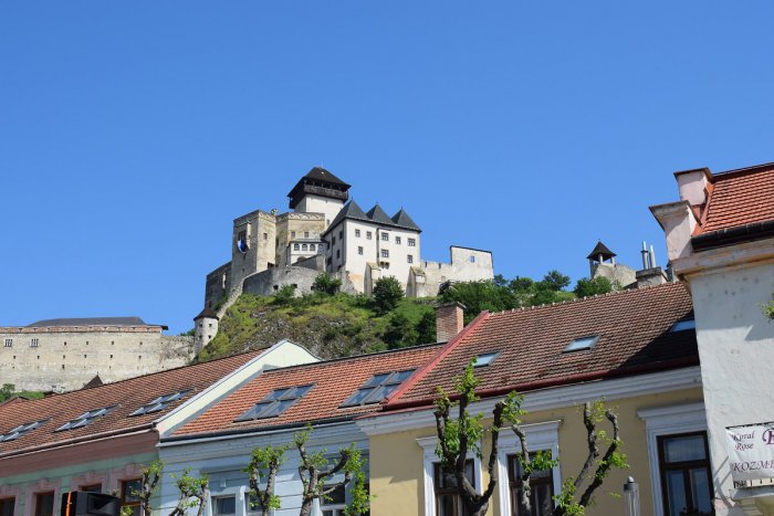 Ilustračný obrázok k článku Prejdite sa Trenčínom inak: Prechádzka mestom o posledných majiteľoch hradu