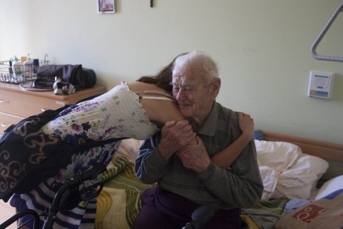 Ilustračný obrázok k článku Slovensko sa zapája do medzinárodného Dňa objatí, vrátane Lučenca