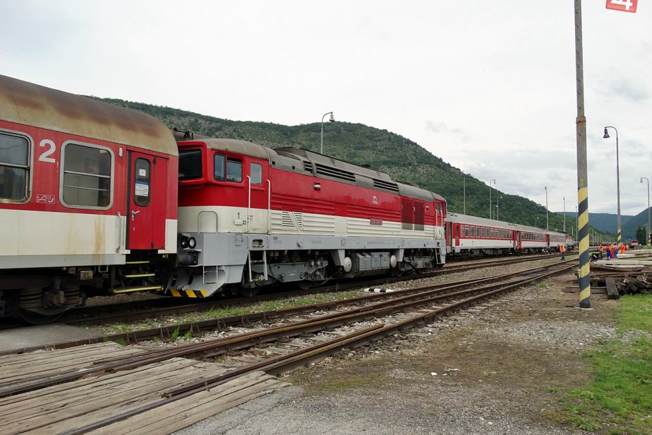 Ilustračný obrázok k článku Výluka na trati blízko Trenčína: Železnice prosia o trpezlivosť