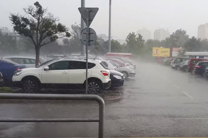 Ilustračný obrázok k článku VIDEO: Búrka priniesla úsmevnú situáciu, v Nitre odfúkla nákupný vozík