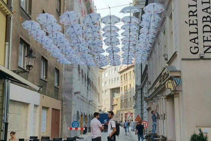 Ilustračný obrázok k článku VIDEO: Bratislava má svoju historicky prvú dáždnikovú ulicu