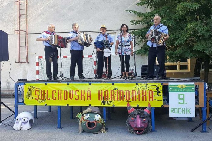 Ilustračný obrázok k článku Šulekovská harmonika, FOTO: Skvelá atmosféra, heligónky, spev a dobrá nálada