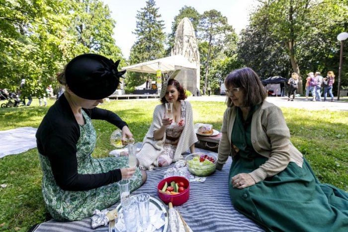Ilustračný obrázok k článku FOTO: Bratislavský dobový piknik preniesol Sad Janka Kráľa do prvej polovice minulého storočia