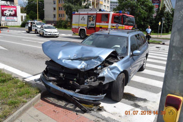 Ilustračný obrázok k článku Pri zrážke dvoch áut na križovatke utrpel ťažké zranenie jeden z vodičov