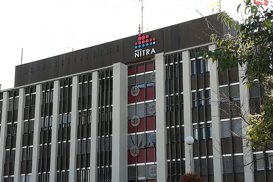 Ilustračný obrázok k článku Mestský úrad v Nitre zdobí svetelné logo: Stálo vyše 12-tisíc eur, FOTO