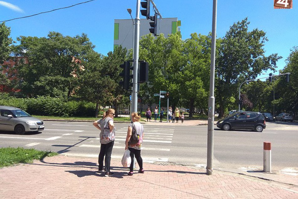 Ilustračný obrázok k článku Bezpečnejšie priechody pre chodcov v Zámkoch: Radnica zmodernizovala semafory