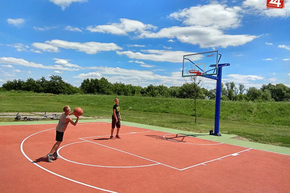 Ilustračný obrázok k článku Basketbal či volejbal v prírode? Na Čerešňovej oficiálne otvorili dve nové ihriská