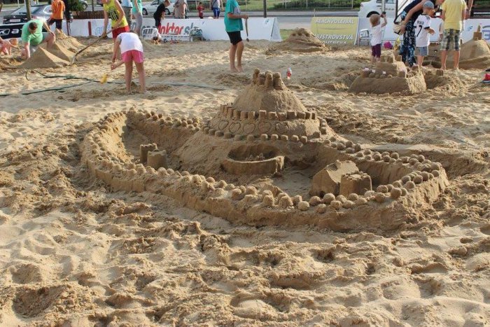 Ilustračný obrázok k článku Tipy na víkend: Postavte s deťmi najväčší pieskový hrad
