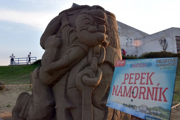 Ilustračný obrázok k článku FOTO: Pepek námorník, Nemo a ďalší. Breh Šíravy zatraktívnili pieskové sochy!
