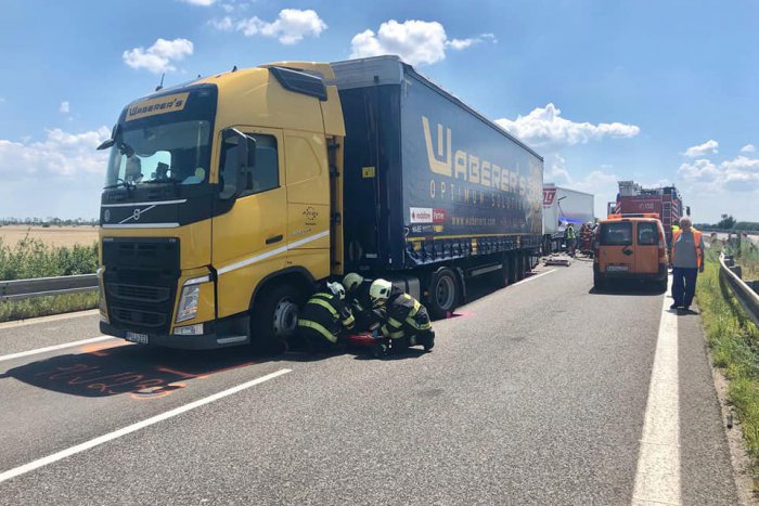 Ilustračný obrázok k článku Diaľnica D2 v smere z Rajky do Bratislavy je uzavretá! Zrazili sa tam tri kamióny