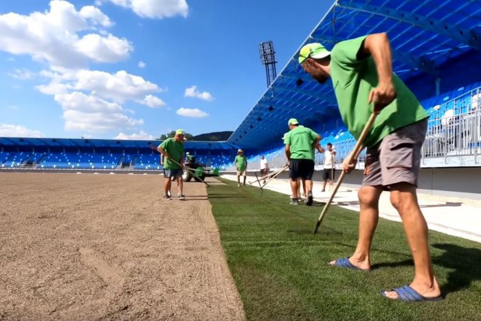 Ilustračný obrázok k článku Hracia plocha štadióna FC Nitra sa zelená: VIDEO z pokladania nového trávnika
