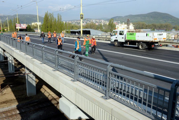 Ilustračný obrázok k článku Most na Hlinkovej je už prejazdný, opravili ho o dva týždne skôr
