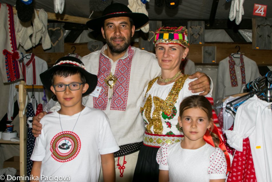 Ilustračný obrázok k článku Eva Garstková uchováva ľudové tradície: Jej kroje poznajú vo viacerých regiónoch