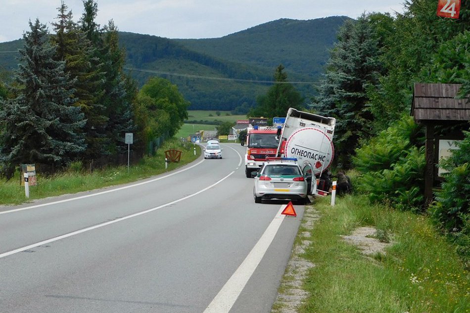 Ilustračný obrázok k článku Nehoda v Krásnohorskom Podhradí: Kamión skončil v jarku, FOTO