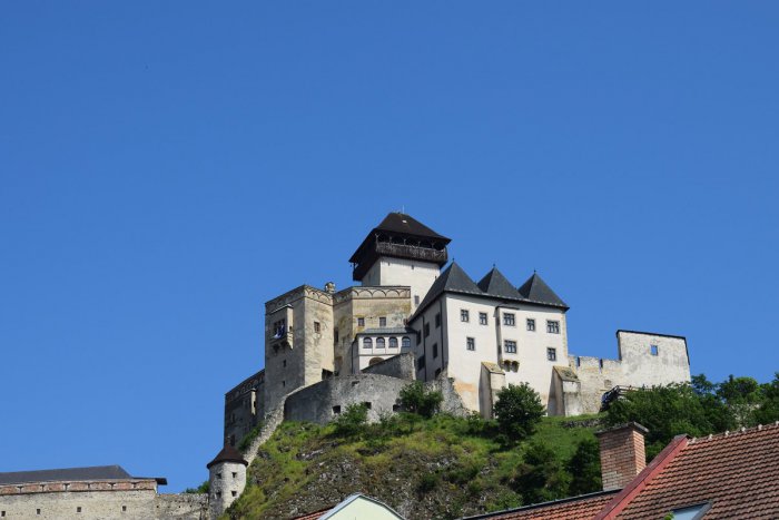 Ilustračný obrázok k článku Čoraz populárnejší Trenčiansky hrad: Koľko ľudí sa tu premlelo?